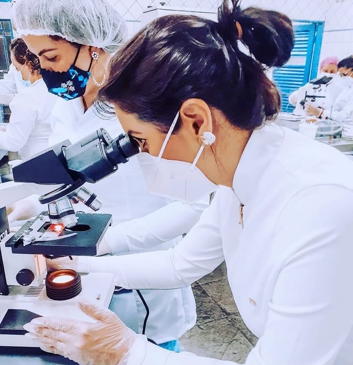 Dra. Danielly Lopes em pesquisa laboratorial e microscopia biomédica